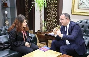 Siirt Valisi Atik, işitme engelli çocukla işaret diliyle anlaştı