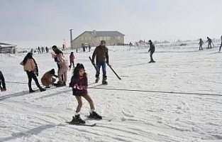 Yarıyıl tatilini kayak yaparak değerlendiriyorlar
