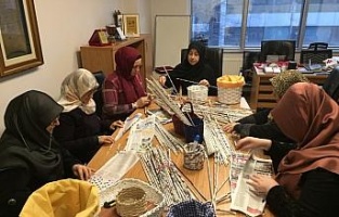 Yemen için gazete kağıtlarından sepet yapıp sattılar