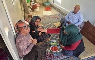 Engelli eşi ve çocuklarına adeta gözü gibi bakıyor