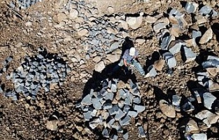 Arnavut kaldırımı taşlarına elleriyle şekil veriyorlar