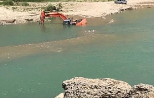 Baraj kapakları açılınca iş makinesi sular altında kaldı