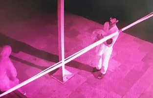 Cami avlusuna bırakılan bebek yaşam mücadelesi veriyor