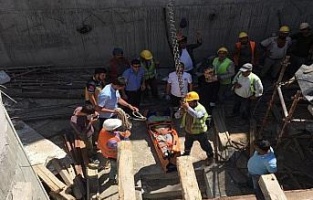 İnşaattan düşen işçi bulunduğu yerden vinç yardımıyla çıkarıldı