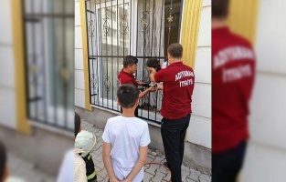 Kafası pencere korkuluğuna sıkışan çocuk kurtarıldı