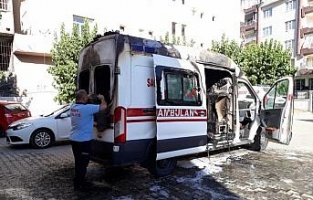 Park halindeki ambulans yandı