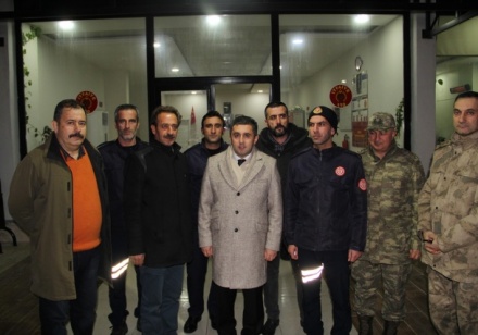 Midyat Kaymakamı Hüseyin Tekin, yılbaşında görev yapan güvenlik güçleri, sağlık çalışanları ve itfaiye ekiplerini ziyaret etti.
