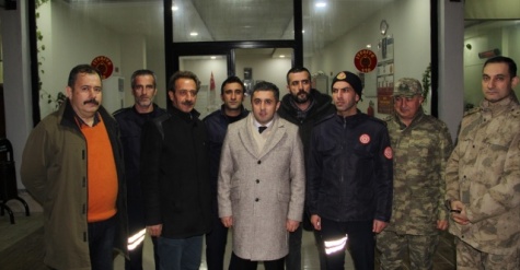 Midyat Kaymakamı Hüseyin Tekin, yılbaşında görev yapan güvenlik güçleri, sağlık çalışanları ve itfaiye ekiplerini ziyaret etti.