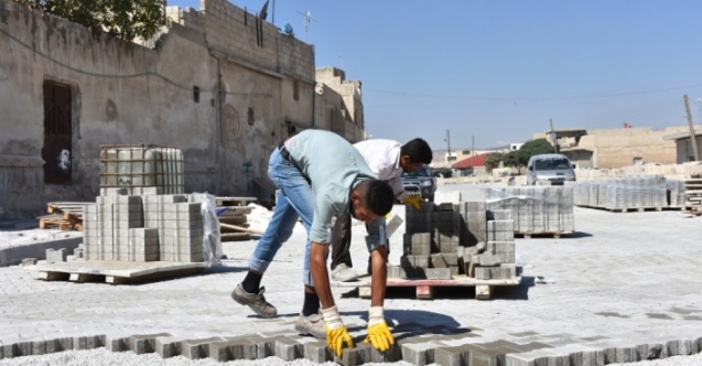 Azez ilçesindeki yollara kilit taşı döşeniyor