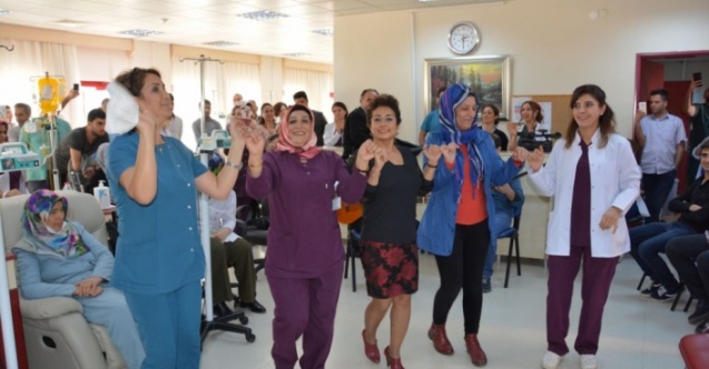 Hastalar konserle moral buldu