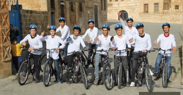 Midyat'ta Gençler Pedal çevirerek tarihi mekanları fotoğraflıyor