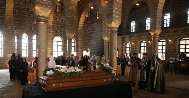 Başepiskopos Ateşyan'ın ablası için Diyarbakır'daki tarihi kilisede cenaze töreni yapıldı